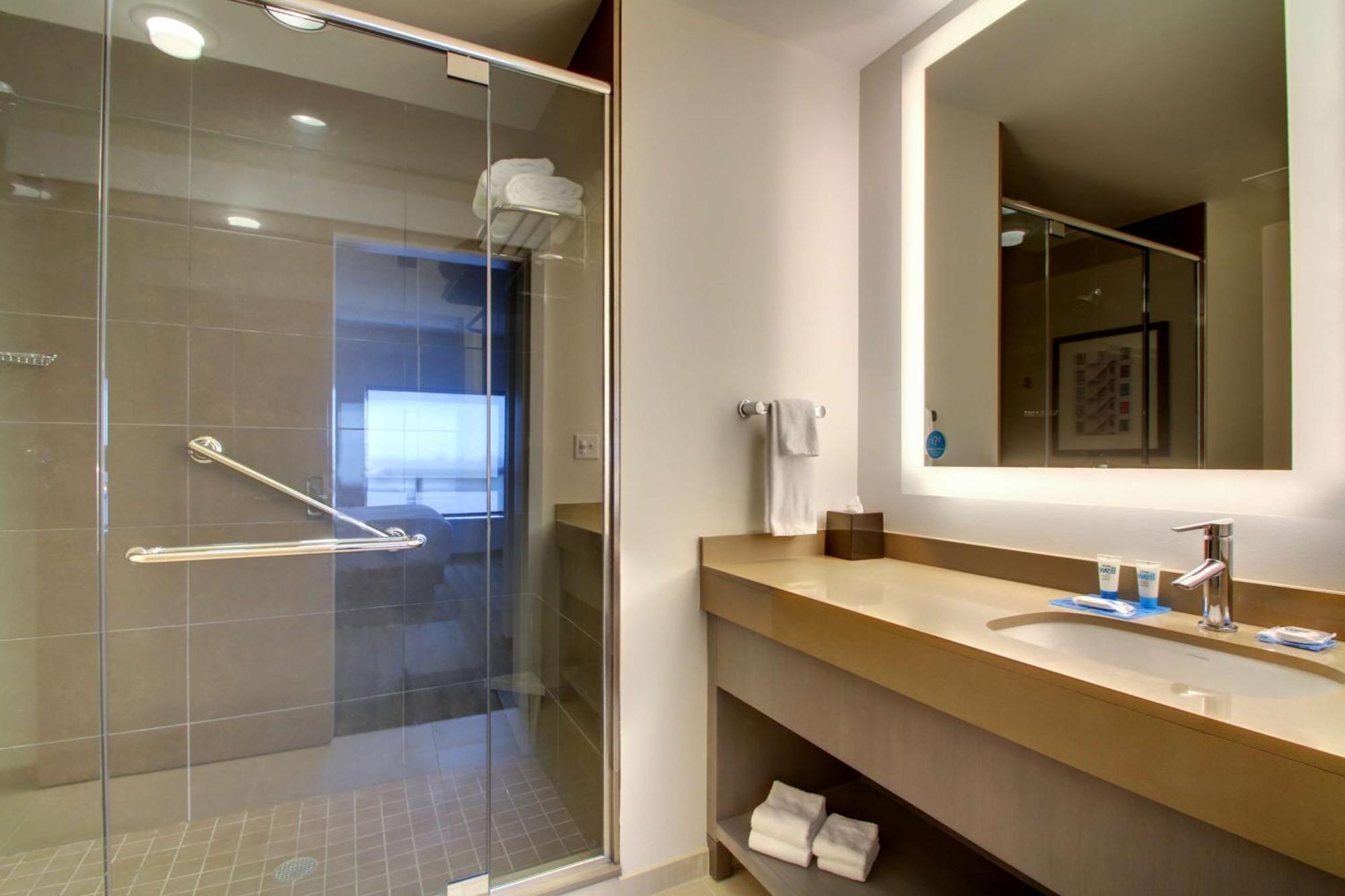 One-Bedroom Suite with Kitchen and Sofa Bed